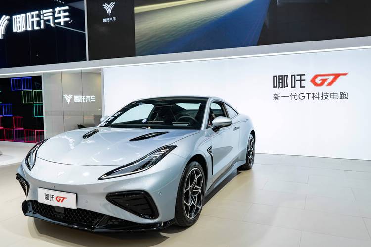 佛山45哪吒汽车在智能汽车领域的表现，领途汽车在新能源汽车市场中的影响力